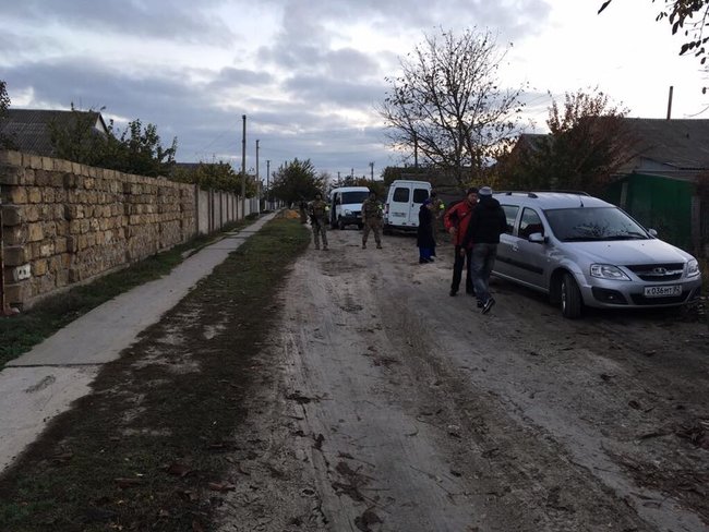 Окупанти зранку обшукали і затримали кримськотатарську родину Аблямітових 04