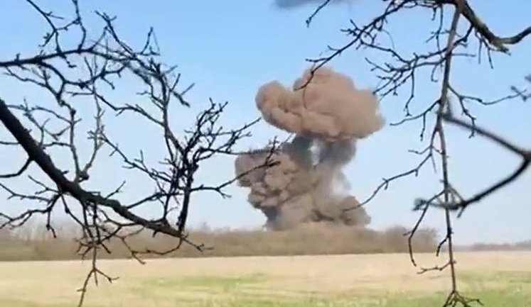 Окупант фільмує вибух російської РСЗВ "Град": "П#зда! БМку въ#бало! Ложись! Осколки летят нах#й!". ВIДЕО