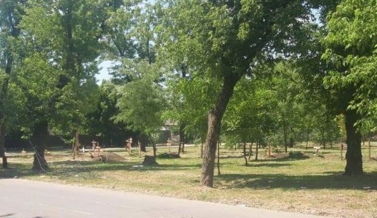 Во дворах Мариуполя каждый день появляются новые захоронения, - Андрющенко. ФОТОрепортаж