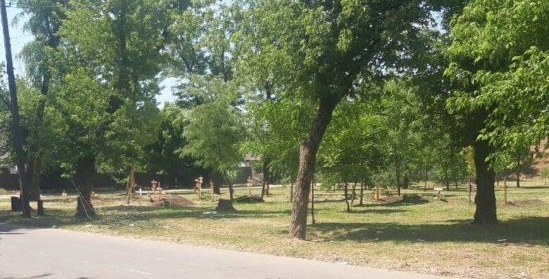 New burials appear in yards of Mariupol every day, - Andryushchenko 01