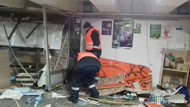 У підземному переході на Майдані Незалежності почали зносити МАФи 02