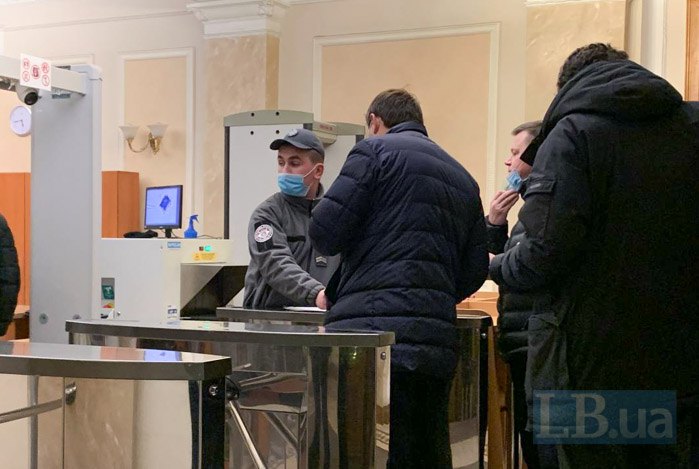 Слуги народу збираються на засідання фракції в ОП 03