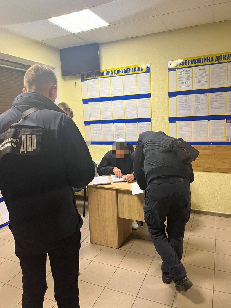 Employees of Military Recruitment Centre and law enforcement officers harshly detained man for refusing to receive conscription notice in Odesa: SBI is investigating 01