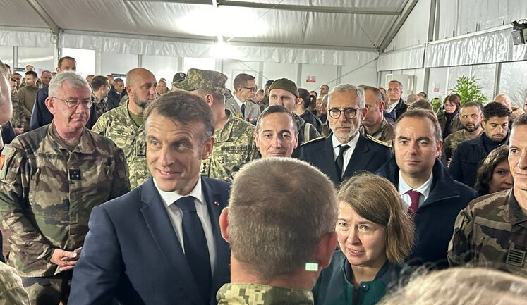 Macron talks to Ukrainian military trained in France and shows footage of Ukrainian brigade training. VIDEO+PHOTOS