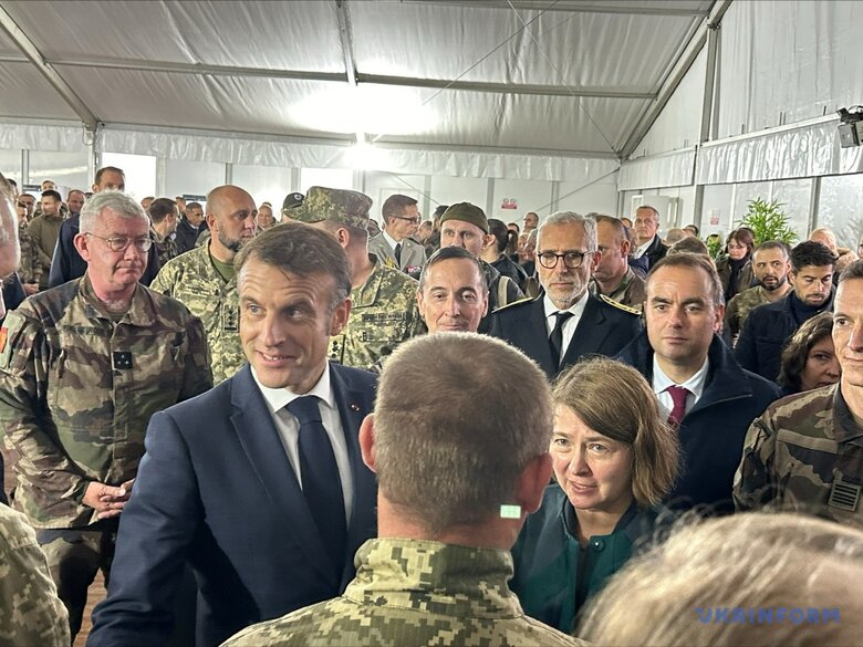Макрон поспілкувався із бійцями ЗСУ