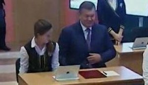 Януковича посадили... за парту с президентом - ученицу предупредили, что надо "быть сдержанной и улыбаться". ВИДЕО