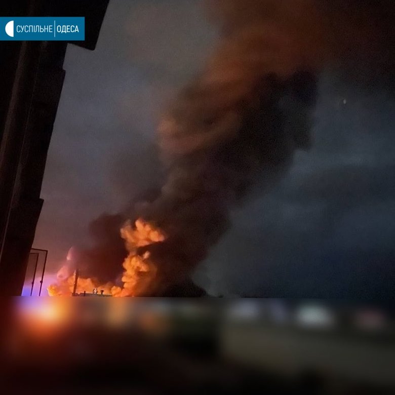 Після обстрілу окупантами в Одесі горить торговий центр 01