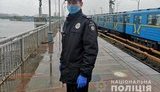 Полицейский спас жизнь мужчине, который хотел прыгнуть с моста на станции метро "Днепр" в Киеве. ФОТО
