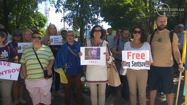 В поддержку Олега Сенцова митинговали в Мариуполе 07