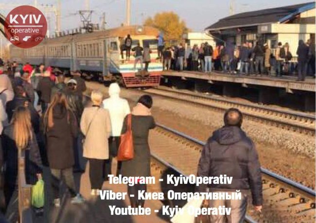 У Києві пасажири заблокували рух міської електрички: С#ка, підняли проїзд удвічі, і приїжджає по чотири вагони. Якого хера бл#? 04