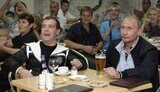 Путин и Медведев попили пиво с орешками и посмотрели футбол. ФОТОрепортаж.