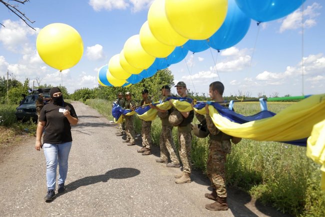 Бійці 72-ї ОМБр запустили в бік окупованого Донецька величезний прапор України 03