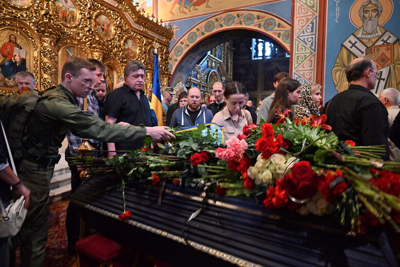 Із бойовим медиком Євгеном Бешлягою, який загинув під Бахмутом під час здійснення евакуаційної місії, попрощалися у Києві 21