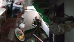 Оккупанты выламывают двери квартиры многоэтажки в Селидово и грабят ее: "Хата опять полупустая. Ноут забирай". ВИДЕО
