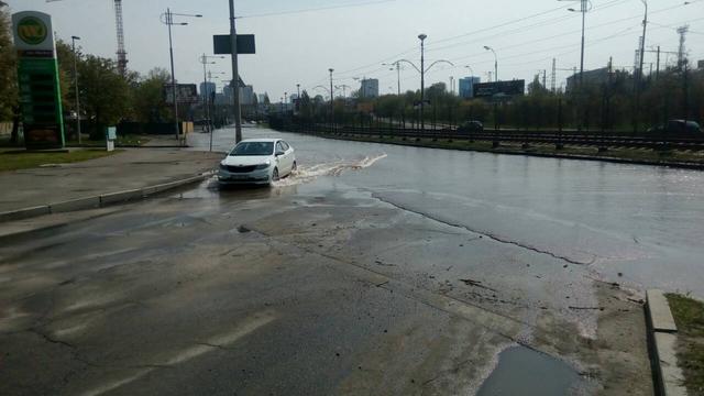 Потоп в столице: затруднено движение по улице Борщаговской 01