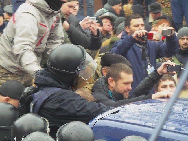 Supporters release Saakashvili from paddy wagon 07