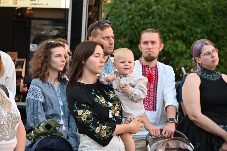 У Києві вшанували пам’ять Андрія Бабінського - воїна 80-ої ОДШБр та засновника Мегамаршу у вишиванках 02