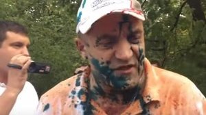 "Східний пам'ятає", - корегувальника обстрілу Маріуполя Кірсанова місцеві жителі облили зеленкою і соком. ВІДЕО+ФОТОрепортаж