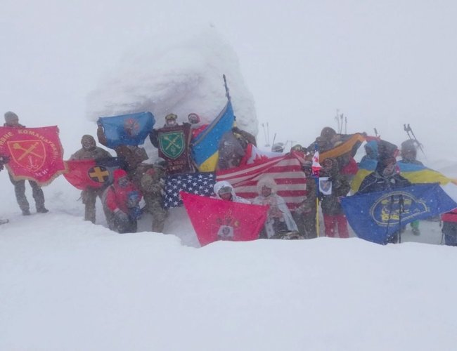 Військові ЗСУ і НАТО в складних кліматичних умовах підкорили Говерлу 04