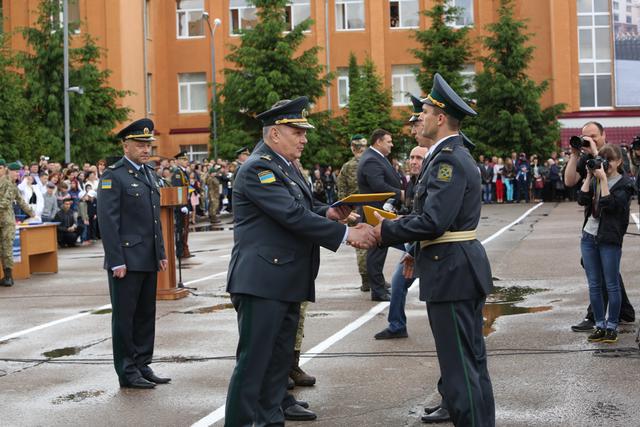 В Национальной академии Госпогранслужбы состоялся выпуск офицеров-пограничников 02 В Национальной академии Госпогранслужбы состоялся выпуск офицеров-пограничников 02
