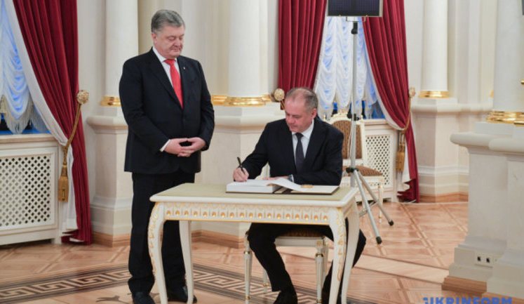 Словаччина надасть Україні 125 тис. євро гуманітарної допомоги, - президент Кіска