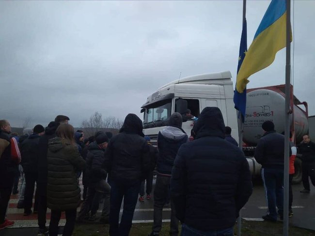 Новые протесты евробляхеров: заблокирован ряд пунктов пропуска на границе, горят шины 04