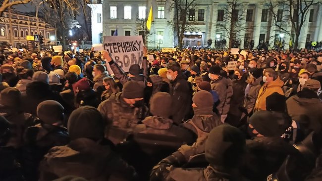 Під офісом Зеленського у Києві відбувається акція протесту проти вироку Стерненку, почалися сутички з правоохоронцями 04