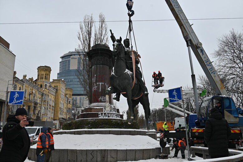 Демонтаж памятника Щорсу в центре Киева 09