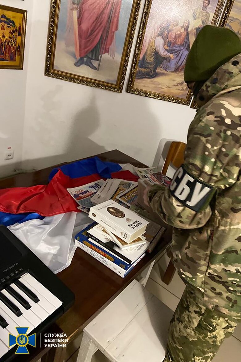 Обшуки у єпархіях УПЦ МП у 4 областях: виявлено агітаційні листівки об’єднання Медведчука, російські триколори та колишні склади окупантів, - СБУ 03