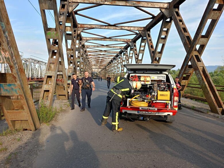 Bridge over Teresva River collapsed in Transcarpathia while cars are driving 03