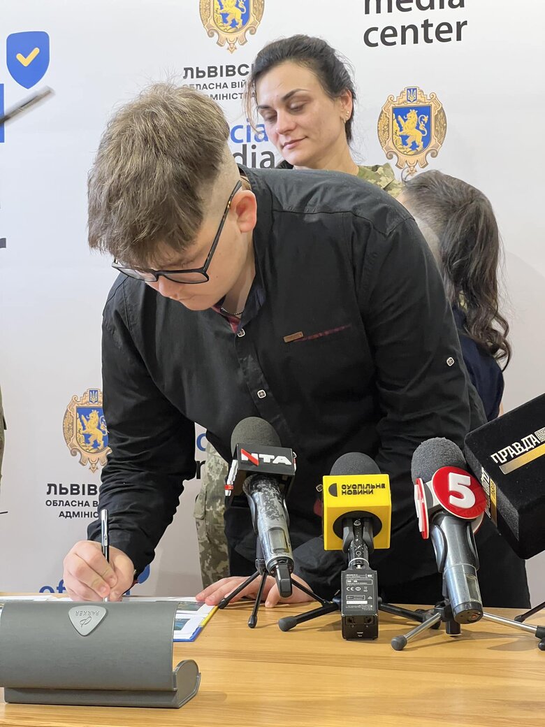 В Україні випустили марки з портретами полеглих прикордонників 09