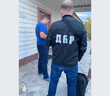 Ексзаступник начальника Дніпропетровської митниці допомагав ввозити нові авто під виглядом б/в: йому загрожує 6 років вязниці, - ДБР 01