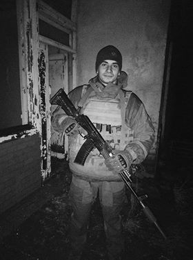 Меморіальну дошку загиблому на Донеччині морпіху Максиму Авдієнку відкрили в Сновську 02