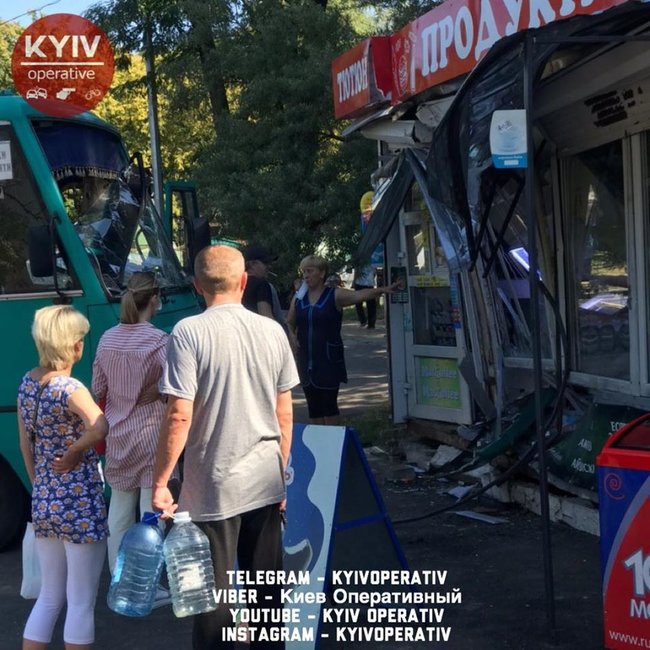 Маршрутка с пассажирами протаранила продуктовый киоск в Киеве 03