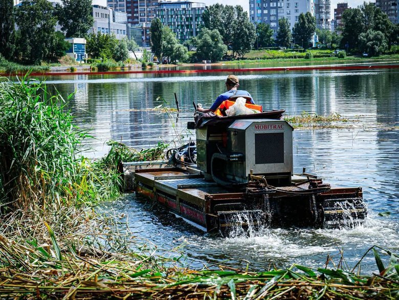 У Києві триває ліквідація забруднення озера Кирилівське після удару РФ