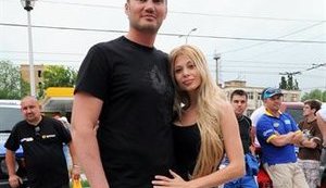 Янукович-младший вдвоем с длинноволосой блондинкой посетили ралли-рейд в Крыму. ФОТОрепортаж