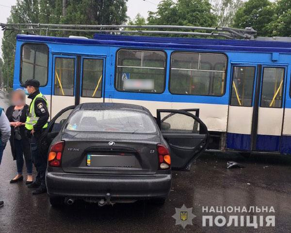 Ланос въехал в троллейбус в Ривном, пострадали 4 человека 03