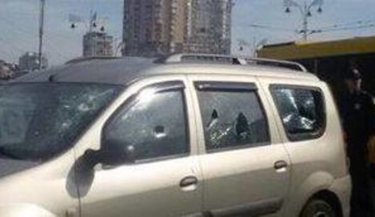 У Києві на вокзалі розстріляли автомобіль, - Стогній. ФОТО