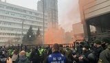 КС закупив решітки на вікна та двері після того, як будівлю під час пікету закидали шашками і презервативами