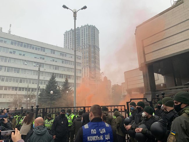 Protesters throw smoke bombs at Ukraines Constitutional Court 05