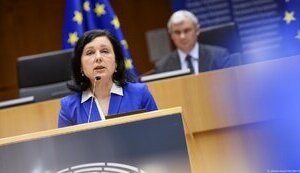 Довіра до Орбана впала до нуля, але позбавити Угорщину головування в Раді ЄС не можуть, - віцепрезидентка Єврокомісії