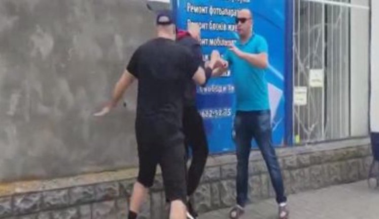 "Росія з нами не воює... Фільтруй розмову. Чи тобі зуби вибити? Ти півень, а не атовець. Ти для мене - пил під нігтями", - у Бердичеві побили ветерана АТО. ВIДЕО