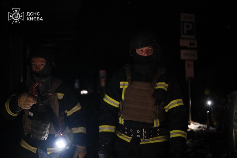 Нічна атака РФ на Київ: поранені, пожежі та руйнування у п’яти районах