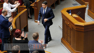 Дзвінок Стефанчуку, розмова Арахамії з "Довірою", футболка Буймістер та оплески "слуг народу" Разумкову, який іде, - як Рада спікера відправляла у відставку. ФОТОрепортаж
