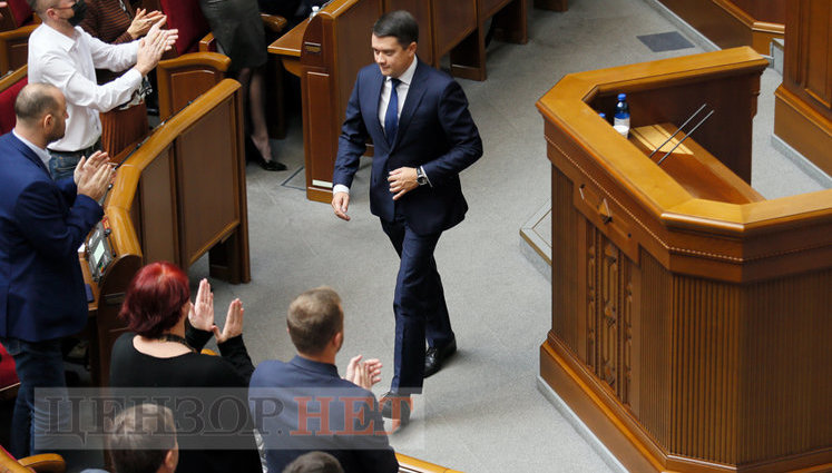 Дзвінок Стефанчуку, розмова Арахамії з "Довірою", футболка Буймістер та оплески "слуг народу" Разумкову, який іде, - як Рада спікера відправляла у відставку. ФОТОрепортаж