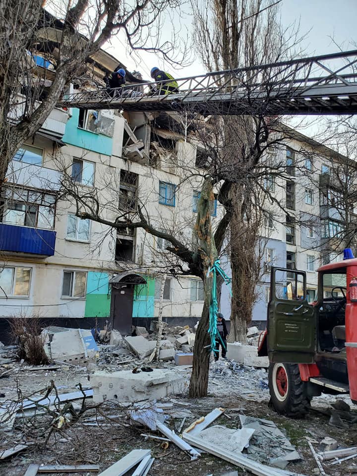 Вследствие утреннего обстрела Лисичанска значительные разрушения многоэтажек, под завалами люди, известно об одном погибшем человеке, - ГСЧС 02