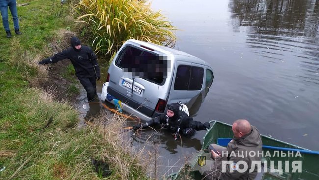 Зниклих безвісти жителя Житомирщини та його пасинка знайшли в автомобілі на дні річки Случ 01