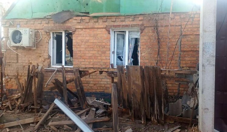 Россияне в течение дня почти 20 раз атаковали Никопольщину, ранен мужчина, повреждены дома, авто, газопроводы и ЛЭП. ФОТОРЕПОРТАЖ