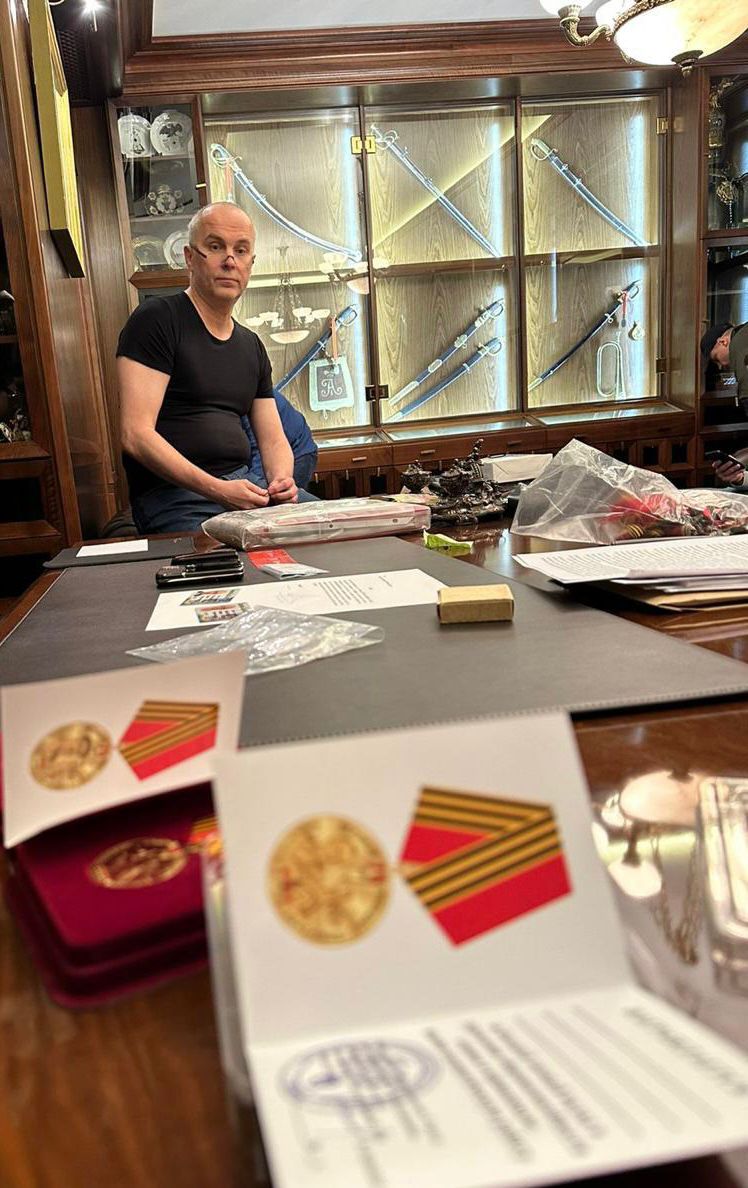 Обшуки у Шуфрича: Герби Російської імперії, ордени з георгіївськими стрічками та кітелі 03