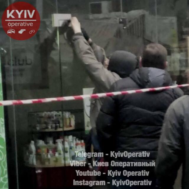 На Севастопольській площі в Києві демонтують МАФи 04